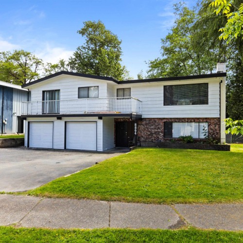 Photo 2 at 8864 Ursus Crescent, Bear Creek Green Timbers, Surrey Photo 2 at 8864 Ursus Crescent, Bear Creek Green Timbers, Surrey